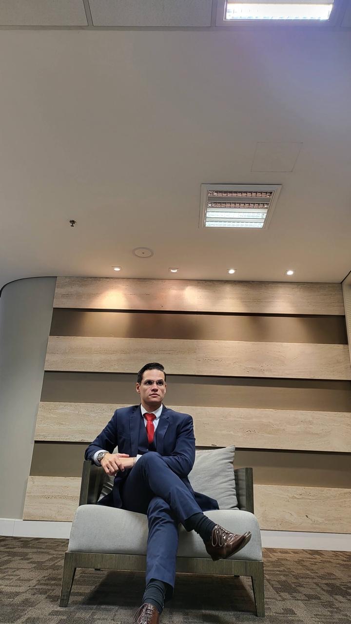 Lucas Ribeiro Arruda em retrato profissional no escritório